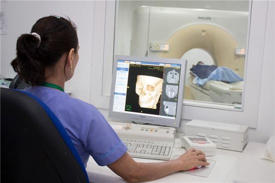 Exploración de MRI cervical: Propósito , Procedimiento y riesgos