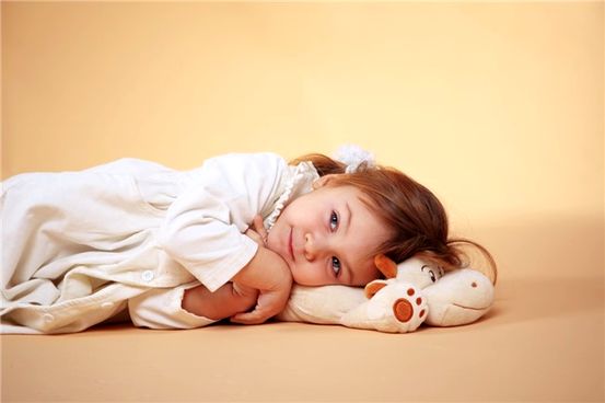 Come far dormire il tuo bambino durante la notte: 7 passaggi