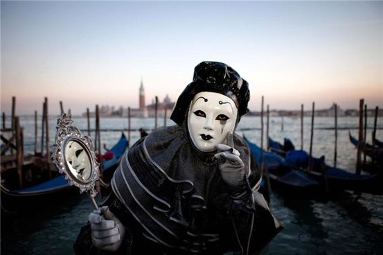 Maske Giysisi Gribini Engelliyor mu? 2009'da Birleşmiş Devletler'de domuz gribi salgını yaşandığında, herkes bu durumu nasıl azaltacağından bahsediyordu.